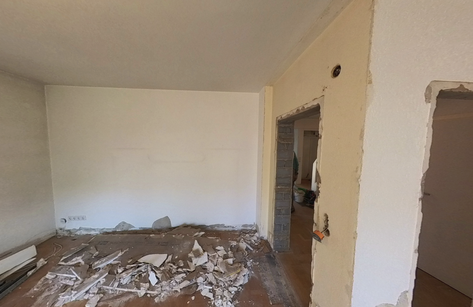 Erste Arbeiten in Küche und Wohnzimmer